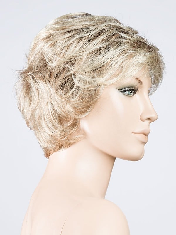 Perruque Alexis Deluxe Ellen Wille : ondulations volumineuses, effet racines foncées, look urbain glamour et confortable.