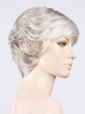 Perruque Alexis Deluxe Ellen Wille : ondulations volumineuses, effet racines foncées, look urbain glamour et confortable.