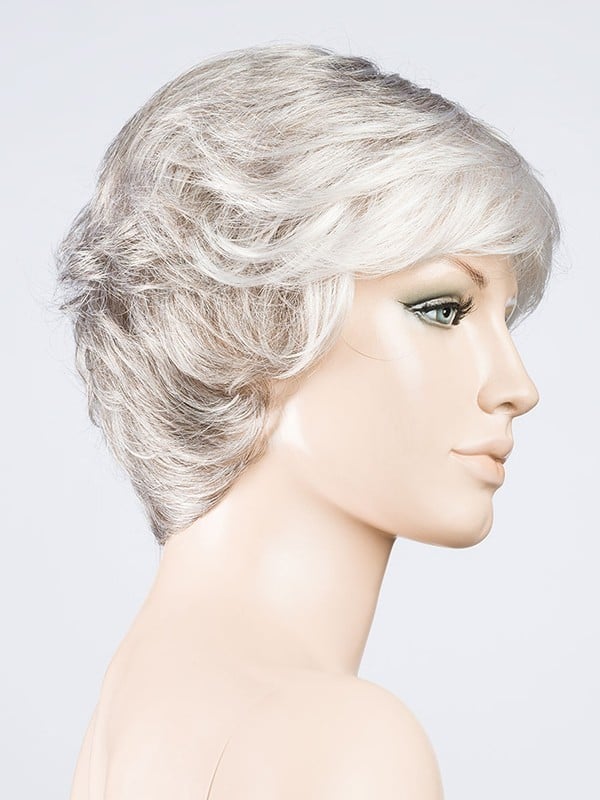 Perruque Alexis Deluxe Ellen Wille : ondulations volumineuses, effet racines foncées, look urbain glamour et confortable.