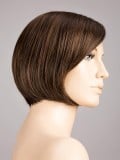 Perruque Amy Deluxe : carré court au menton, frange côté, effet rooted (racines foncées) pour un rendu naturel et chic