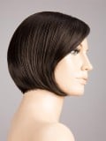 Perruque Amy Deluxe : carré court au menton, frange côté, effet rooted (racines foncées) pour un rendu naturel et chic