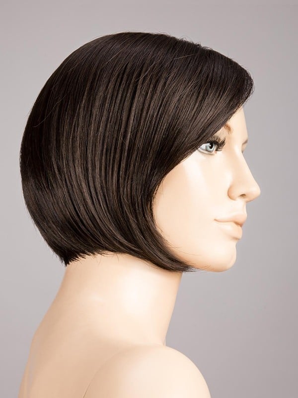Perruque Amy Deluxe : carré court au menton, frange côté, effet rooted (racines foncées) pour un rendu naturel et chic