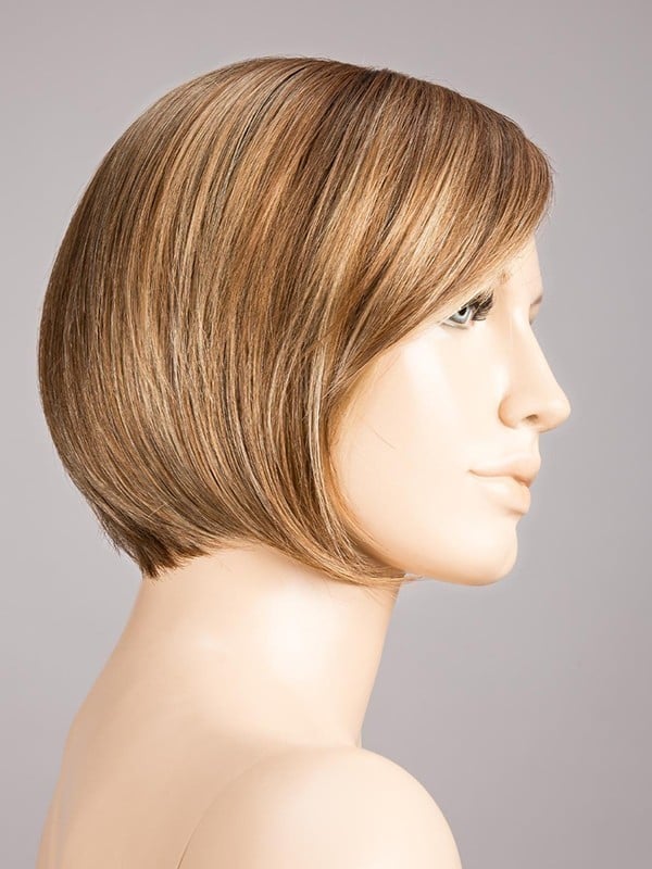 Perruque Amy Deluxe : carré court au menton, frange côté, effet rooted (racines foncées) pour un rendu naturel et chic