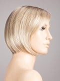 Perruque Amy Deluxe : carré court au menton, frange côté, effet rooted (racines foncées) pour un rendu naturel et chic