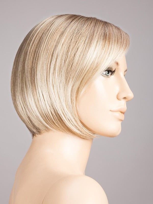 Perruque Amy Deluxe : carré court au menton, frange côté, effet rooted (racines foncées) pour un rendu naturel et chic