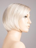 Perruque Amy Deluxe : carré court au menton, frange côté, effet rooted (racines foncées) pour un rendu naturel et chic