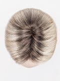 Perruque Amy Deluxe : carré court au menton, frange côté, effet rooted (racines foncées) pour un rendu naturel et chic