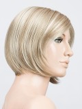 Perruque Amy Small Deluxe petite taille : carré menton, frange côté, effet naturel rooted/mix, confort premium (48–54 cm).