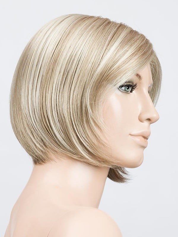 Perruque Amy Small Deluxe petite taille : carré menton, frange côté, effet naturel rooted/mix, confort premium (48–54 cm).