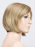 Perruque Amy Small Deluxe petite taille : carré menton, frange côté, effet naturel rooted/mix, confort premium (48–54 cm).