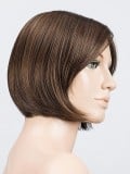 Perruque Amy Small Deluxe petite taille : carré menton, frange côté, effet naturel rooted/mix, confort premium (48–54 cm).