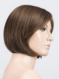 Perruque Amy Small Deluxe petite taille : carré menton, frange côté, effet naturel rooted/mix, confort premium (48–54 cm).