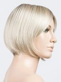 Perruque Amy Small Deluxe petite taille : carré menton, frange côté, effet naturel rooted/mix, confort premium (48–54 cm).