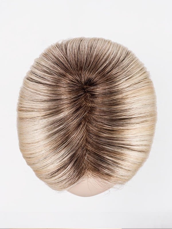 Perruque Amy Small Deluxe petite taille : carré menton, frange côté, effet naturel rooted/mix, confort premium (48–54 cm).