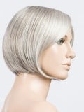 Perruque Amy Small Deluxe petite taille : carré menton, frange côté, effet naturel rooted/mix, confort premium (48–54 cm).