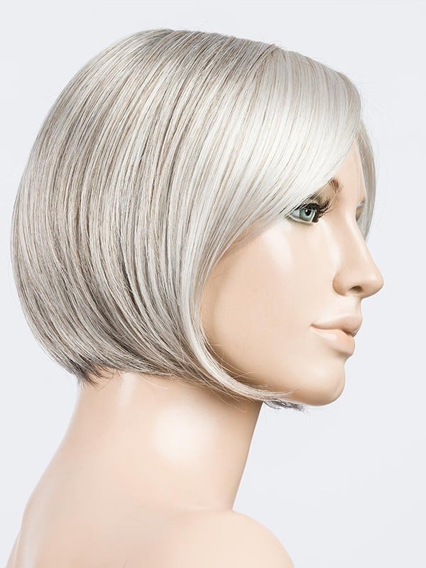 Perruque Amy Small Deluxe petite taille : carré menton, frange côté, effet naturel rooted/mix, confort premium (48–54 cm).
