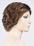 Perruque Aurora Comfort : coupe dégradée ondulée, effet rooted/mix, 100% fait main pour un confort léger et un rendu élégant.
