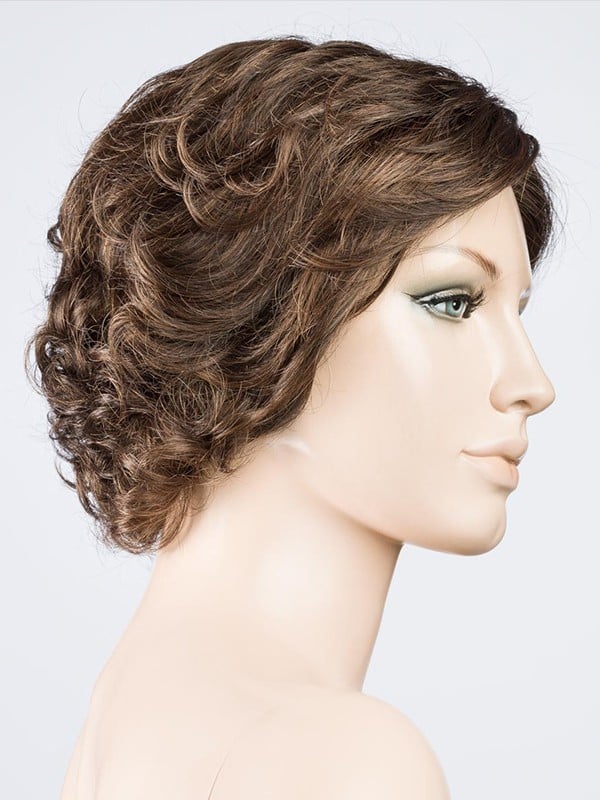 Perruque Aurora Comfort : coupe dégradée ondulée, effet rooted/mix, 100% fait main pour un confort léger et un rendu élégant.