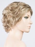 Perruque Aurora Comfort : coupe dégradée ondulée, effet rooted/mix, 100% fait main pour un confort léger et un rendu élégant.