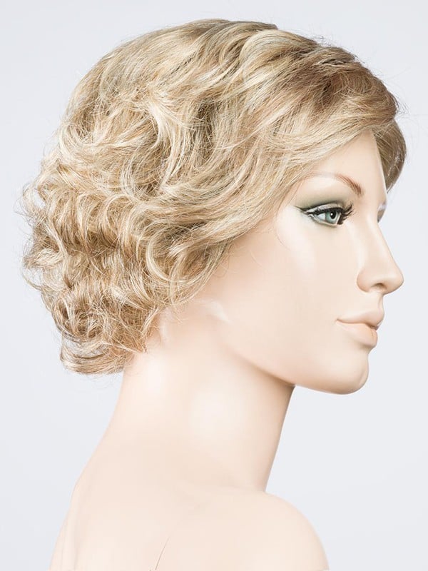 Perruque Aurora Comfort : coupe dégradée ondulée, effet rooted/mix, 100% fait main pour un confort léger et un rendu élégant.