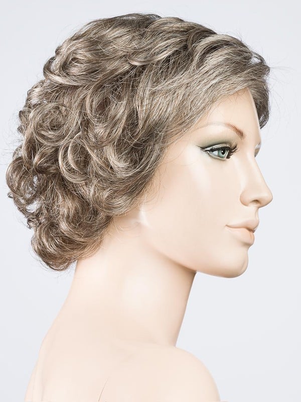Perruque Aurora Comfort : coupe dégradée ondulée, effet rooted/mix, 100% fait main pour un confort léger et un rendu élégant.