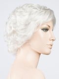 Perruque Aurora Comfort : coupe dégradée ondulée, effet rooted/mix, 100% fait main pour un confort léger et un rendu élégant.