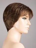 Perruque Cara 100 Deluxe : coupe courte sportive, effet rooted (racines foncées) et mix (balayage de mèches), confortable et fém