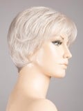 Perruque Cara 100 Deluxe : coupe courte sportive, effet rooted (racines foncées) et mix (balayage de mèches), confortable et fém