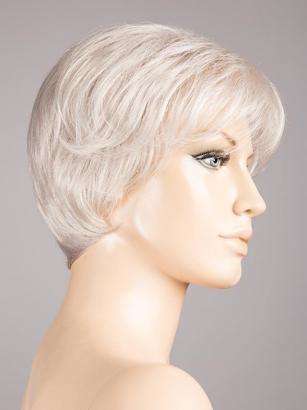 Perruque Cara 100 Deluxe : coupe courte sportive, effet rooted (racines foncées) et mix (balayage de mèches), confortable et fém