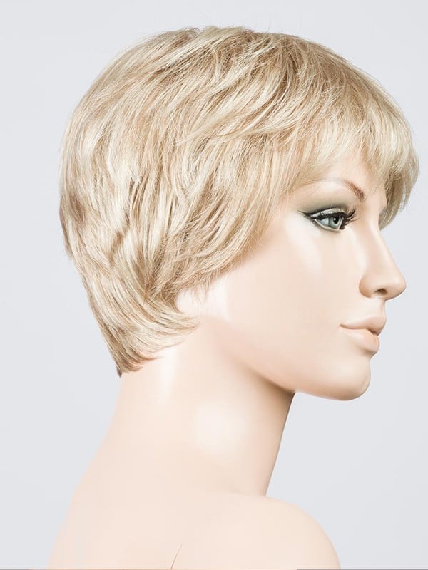 Perruque Carol Ellen Wille : coupe courte dégradée, frange effilée, effet rooted (racines foncées) et mix (balayage)