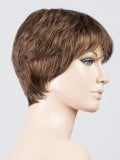 Perruque Carol Ellen Wille : coupe courte dégradée, frange effilée, effet rooted (racines foncées) et mix (balayage)