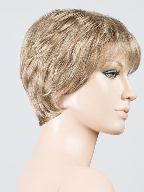 Perruque Carol Ellen Wille : coupe courte dégradée, frange effilée, effet rooted (racines foncées) et mix (balayage)