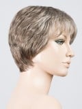 Perruque Carol Ellen Wille : coupe courte dégradée, frange effilée, effet rooted (racines foncées) et mix (balayage)