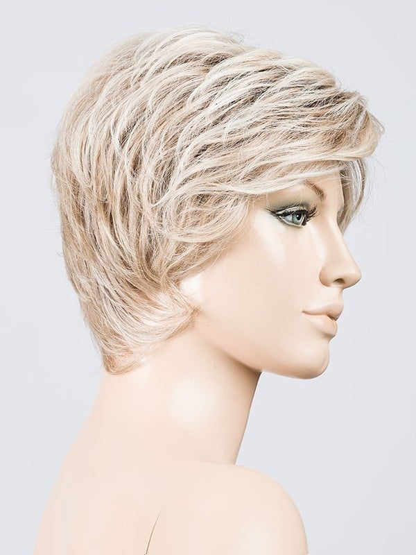 Perruque Ellen Wille Cover Mono Part : coupe courte asymétrique, fibre thermo 130°C, bordure frontale invisible extra-longue.