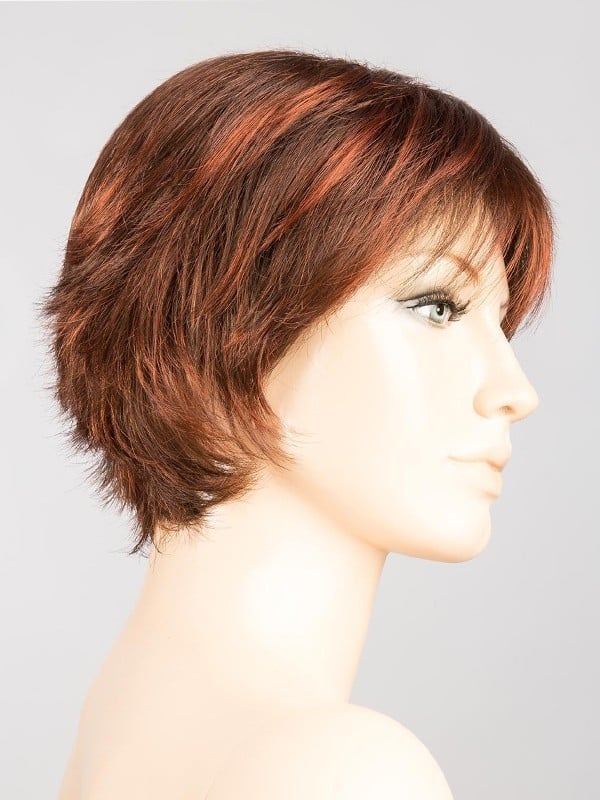 Perruque Date Mono courte dégradée, effet coiffé/décoiffé, rooted mix pour un rendu naturel et moderne