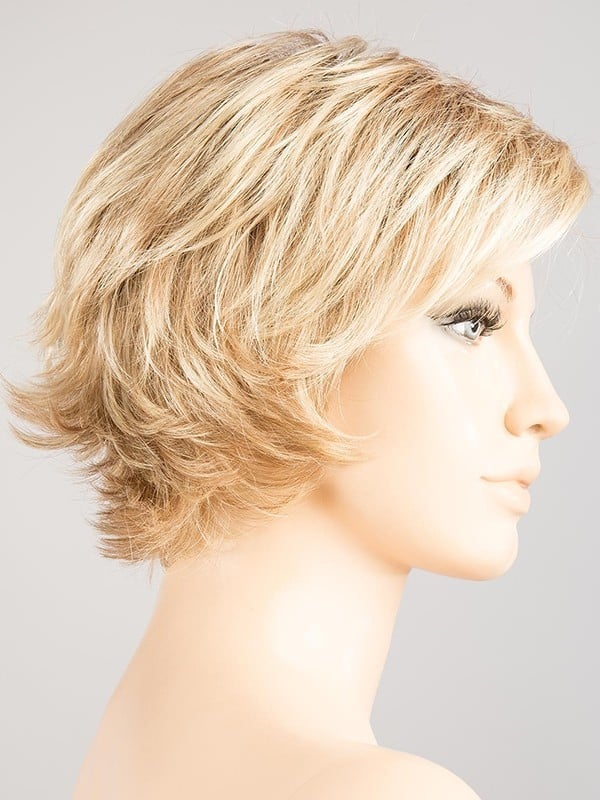 Perruque Date rooted mix : coupe courte dégradée, effet racines foncées et balayage, rendu naturel et léger