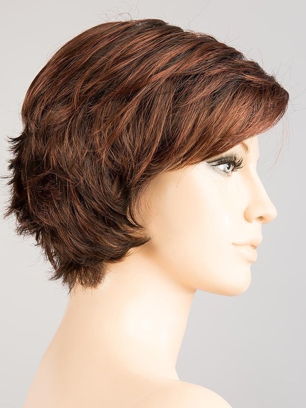 Perruque Date rooted mix : coupe courte dégradée, effet racines foncées et balayage, rendu naturel et léger