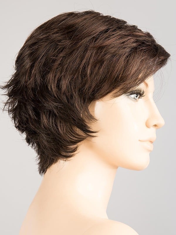 Perruque Date rooted mix : coupe courte dégradée, effet racines foncées et balayage, rendu naturel et léger