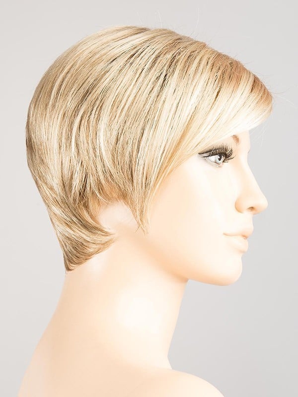 Perruque Fenja Mono Part Ellen Wille : coupe courte moderne, frange asymétrique, effet rooted/mix pour un rendu naturel