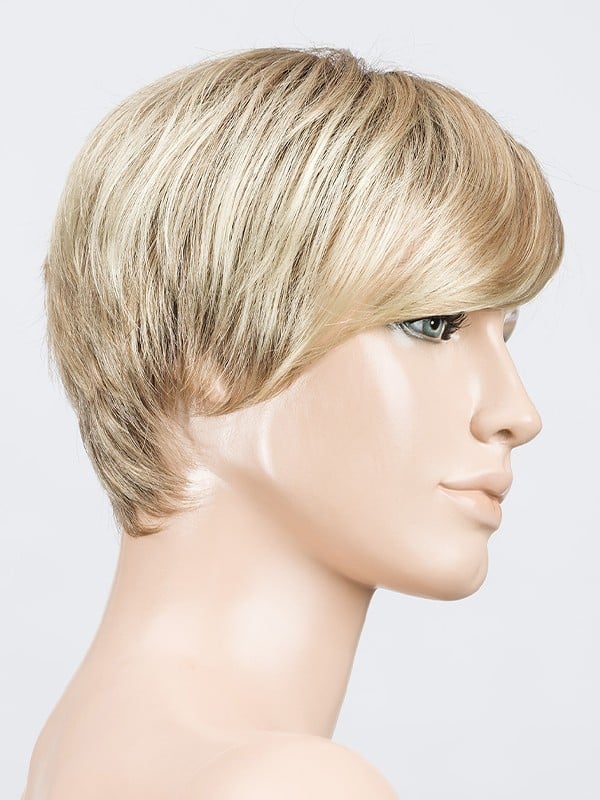 Perruque Ellen Wille Fenja Small Mono Part : coupe courte, frange asymétrique, raie naturelle, petite taille 53–54 cm