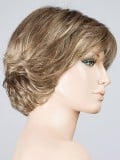 Perruque Flair Mono : carré ondulé féminin avec tulle cinéma, effet racines foncées et balayage naturel.