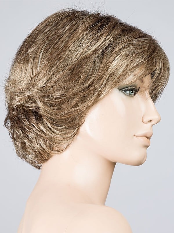 Perruque Flair Mono : carré ondulé féminin avec tulle cinéma, effet racines foncées et balayage naturel.