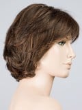 Perruque Flair Mono : carré ondulé féminin avec tulle cinéma, effet racines foncées et balayage naturel.