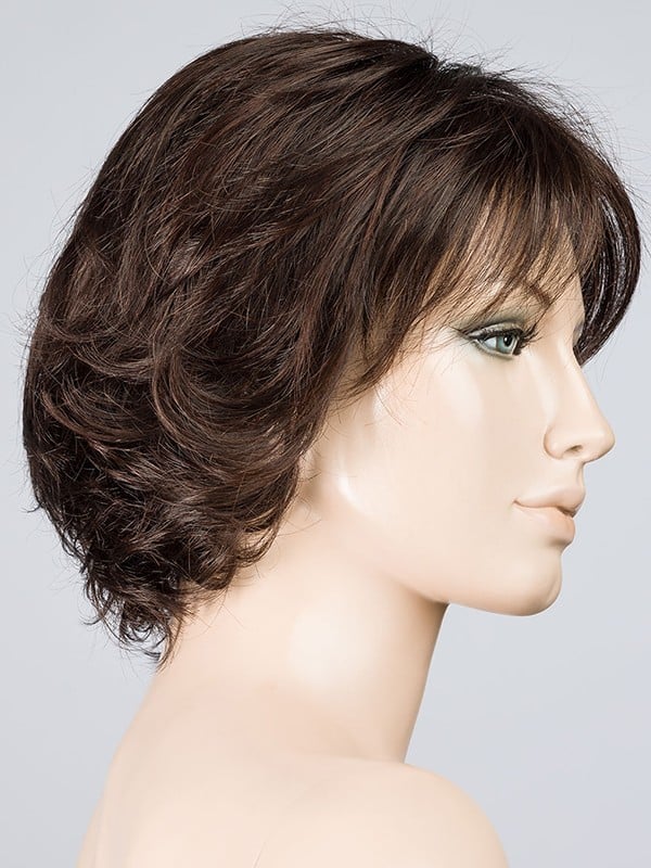 Perruque Flair Mono : carré ondulé féminin avec tulle cinéma, effet racines foncées et balayage naturel.