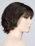 Perruque Flair Mono : carré ondulé féminin avec tulle cinéma, effet racines foncées et balayage naturel.