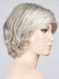 Perruque Flair Mono : carré ondulé féminin avec tulle cinéma, effet racines foncées et balayage naturel.