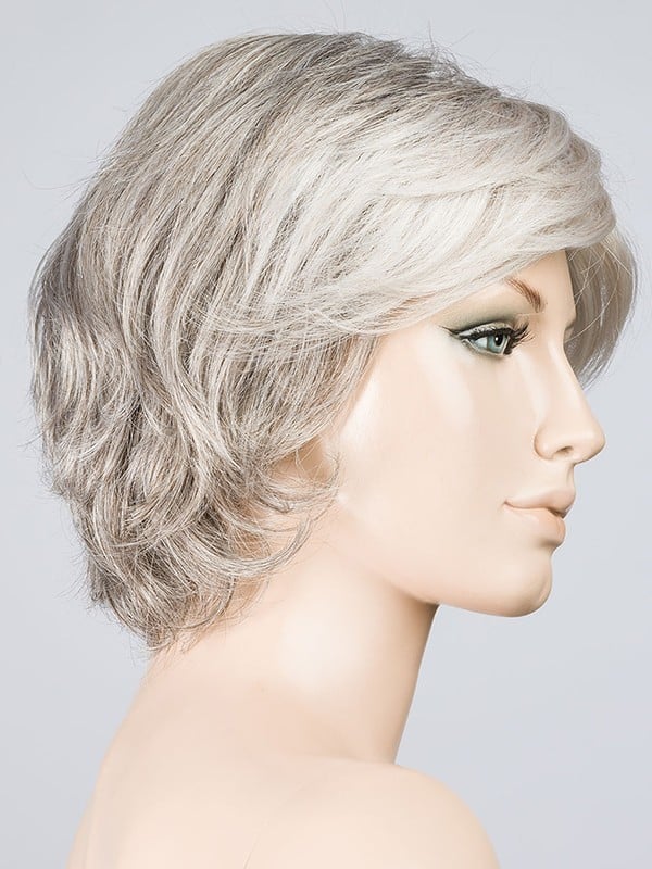 Perruque Flair Mono : carré ondulé féminin avec tulle cinéma, effet racines foncées et balayage naturel.