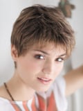 Debbie : sublimez votre look avec une coupe courte dégradée