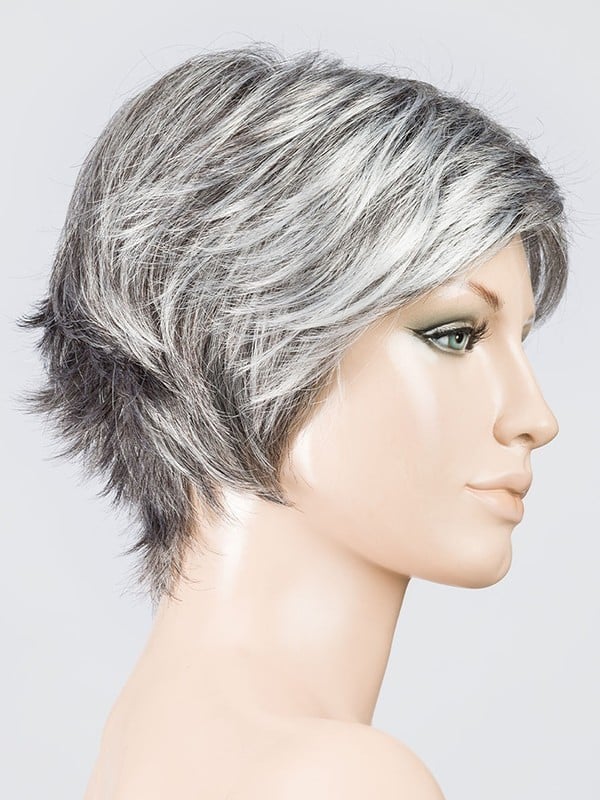 Perruque Flip Mono courte, nuque dégagée, pointes effilées arrière pour un volume naturel chic et sportif