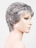 Perruque Ellen Wille Foxy Mono : coupe courte classique, tulle frontal invisible extra-long pour un effet naturel et discret.